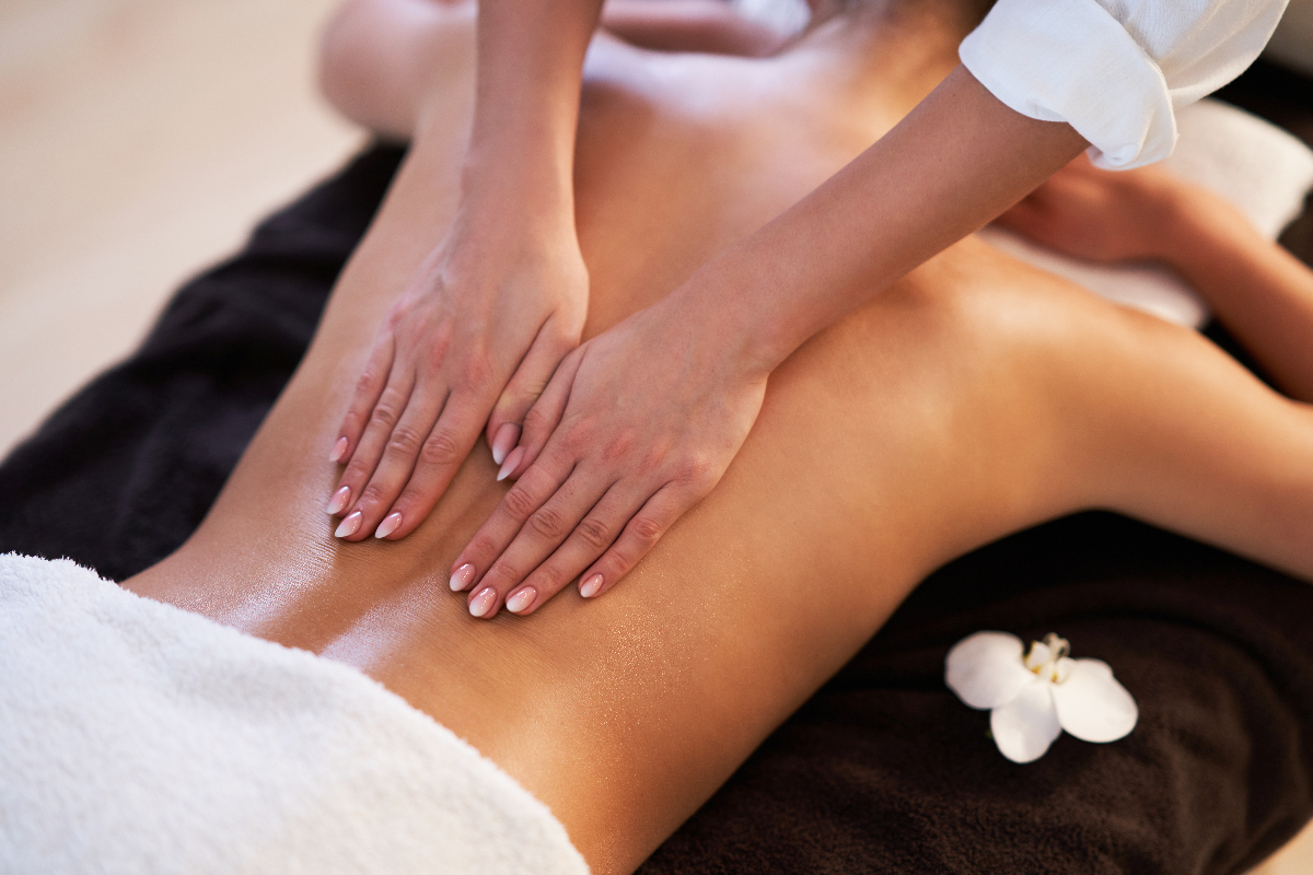 Read more about the article Massage therapy helps to relieve back pain