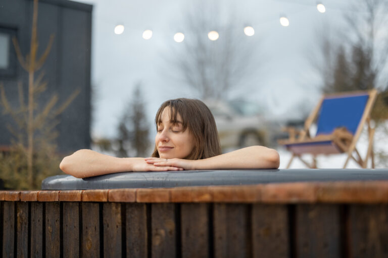 Read more about the article Going for a dip in the hot tub can relieve back pain