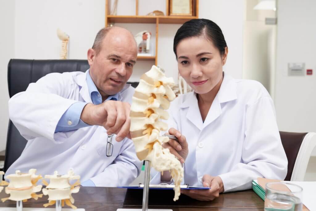 Discover what helps and what hurts when managing herniated disc pain. Learn key do’s and don’ts to ease discomfort and protect your spine health effectively.